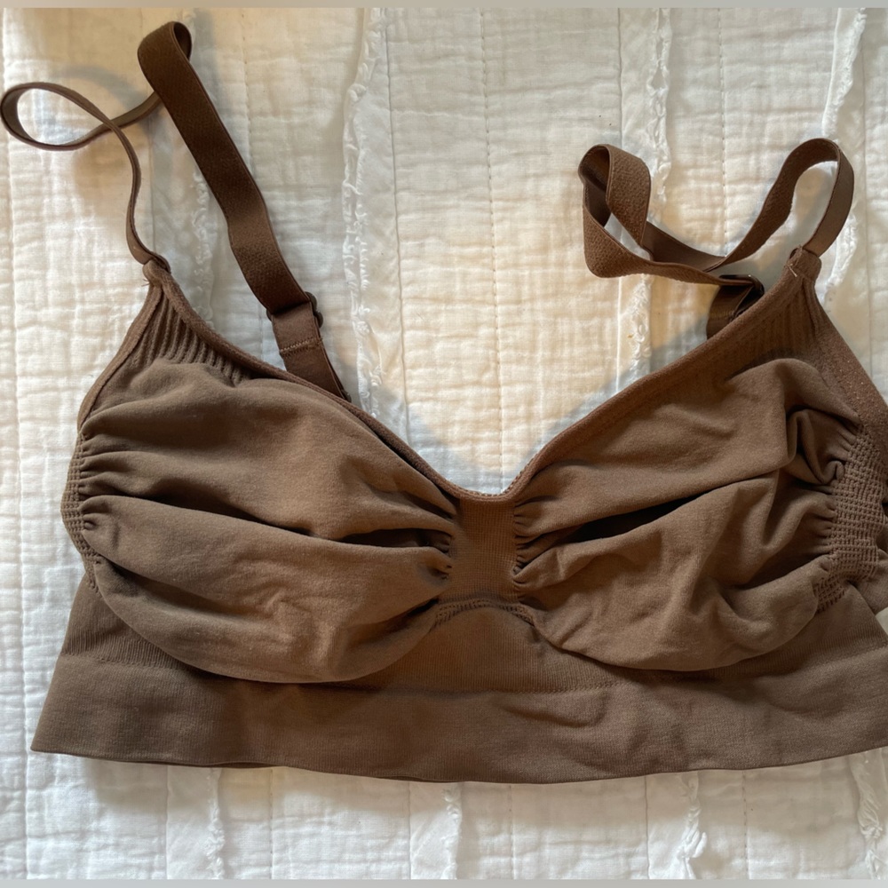 SKIMS sculpting bralette, shade oxide. Size S/m